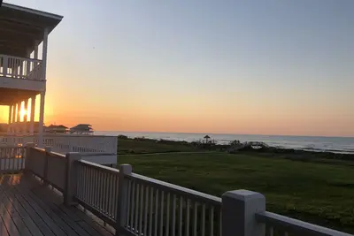 Image de Beachfront! 5 Bdrm/5 Bath! Beautiful Views! Lots of Windows! Game room Upstairs!