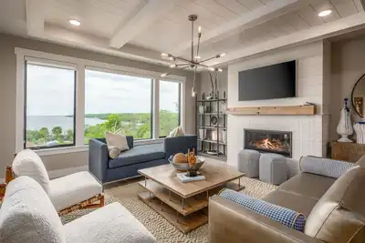 Image de Prime Location! Professionally designed amenities boasting a picturesque view