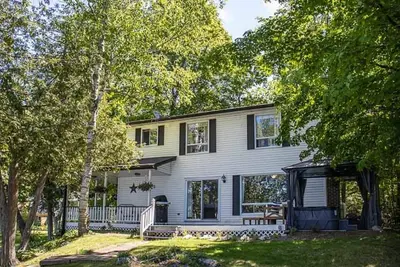 Image de Hambly House - Luxury Waterfront Cottage w/ Sand Beach & Hot Tub!