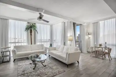 Image de Penthouse -3br - Remodeled - Building is on the Beach! - Free Beach Service! ! !