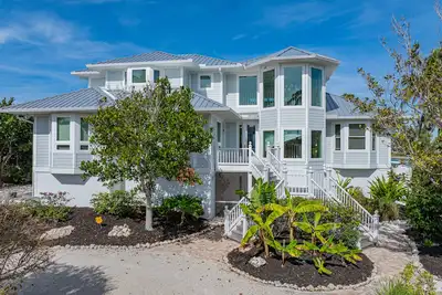 Image de Beachfront Boca Adventures - Private Beach & Dock!