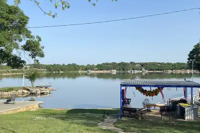 Image de Lake front guest cabin with a boat ramp and dock. Bring your boat