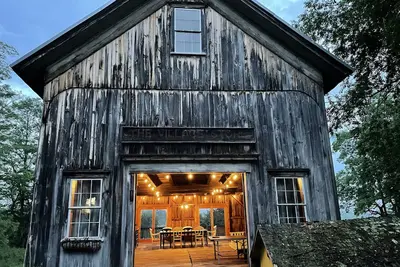 Image de Updated historic home with barn, great views, and Ev charger for electric cars!