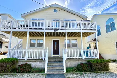 Image de Seasonal! ! ! Off street parking, Public Library across street. Nice for your summer vacation.