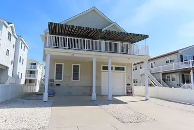 Image de This tastefully decorated 4br, 3 bath townhome is located in a quiet area but walking distance to the beach and shopping