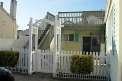 Image de Seasonal - Quaint 2nd Floor seasonal 2 bedroom near Sunset Lake.