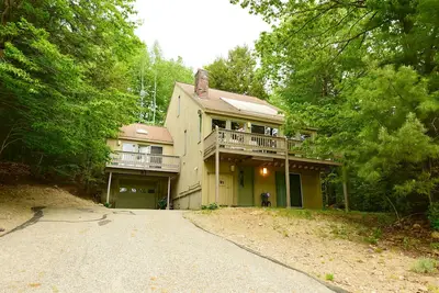 Image de Spacious House w/ Outdoor Fire Pit, 5 Min. Drive to Downtown N. Conway!