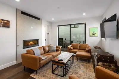 Image de The City Slicker -  Spacious 3 Bedroom Luxury Townhome in Downtown Bozeman!