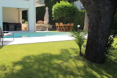 Image de Newly renovated 4 bed villa with pool, aircon, walk into Nice port and promenade