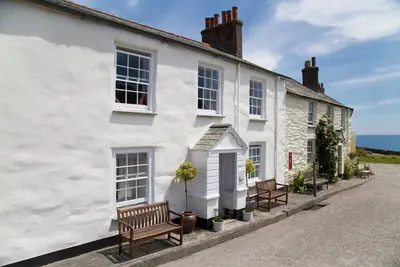 Image de 200 year old Cornish Cottage on Harbour, garden, parking, next to beach & pubs