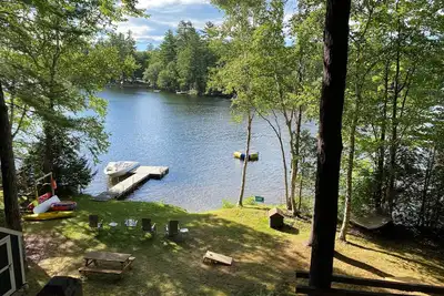 Image de Cozy Open Concept Lake House with Large Deck & Waterfront, perfect for families!