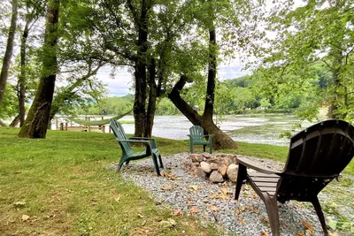 Barney's Retreat- Rustic cabin on the river!