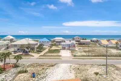 🌴 Gulf View, Nice screened porch, One block to the beach🌞