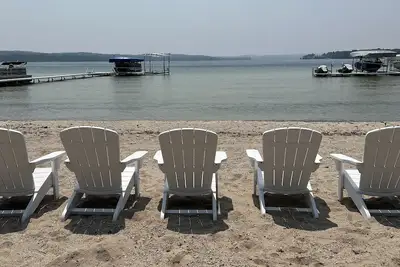 Image de North Lake Leelanau carriage/cottage. Sandy beach front on North Lake Leelanau.