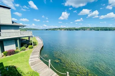 Image de Peaceful Lakefront Views With Covered Boat Slip