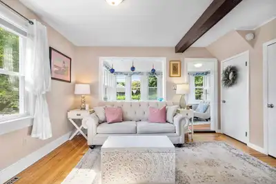 Image de Bright and Cheerful Coastal Cottage with Water Access