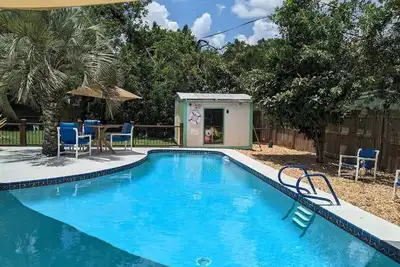 Image de 3 bed \/ 2 bath house with tropical backyard, pool, fenced yard, hammock