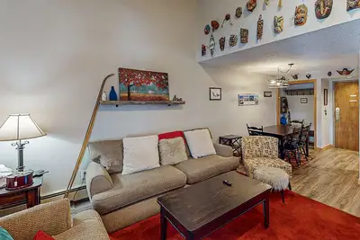 Image de Top-Floor Condo w/ Fireplace, Free WiFi, Shared Hot Tub - Walk to Lifts