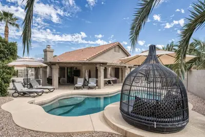 Image de High-end home with private pool, enclosed yard, pizza oven & putting green