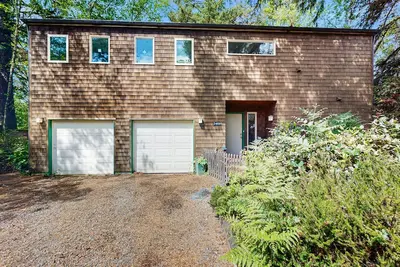 Image de Forest-view home w/ fireplace, deck - Walk to the Beach & Golf Course
