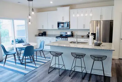 Image de New Modern Beach Retreat in Amenity filled Community, 4 miles to Bethany Beach