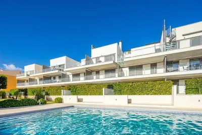 Image de Modern ground floor apartment walking distance to the beach