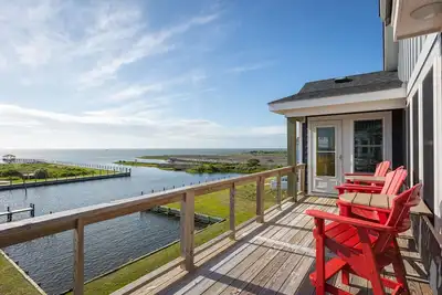 Image de Waterfront 5br/5ba Home: Elevator, Pool, Private Harbor. Close to Beach.