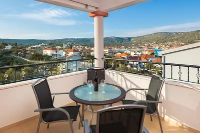 3 - Modern apartment with garden, 80m from beach