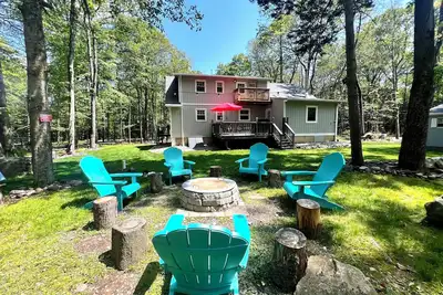 Image de Spacious retreat in the Poconos with fire pit, game room, lakes, beaches