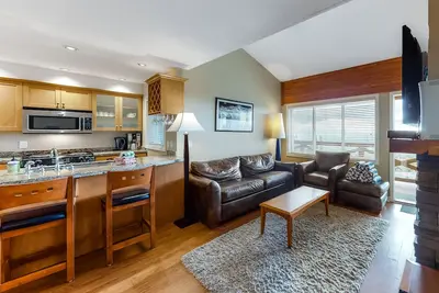 Image de Ski-In/Out Two-Story Condo w/Free WiFi, Balcony, Private Hot Tub, Gas Fireplace
