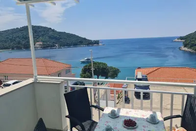 Image de Garçonnière avec la terrasse et la vue sur le mer Baie Saplunara, Mljet (As-12849-c)