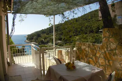 Garçonnière avec la terrasse et la vue sur le mer Baie Saplunara, Mljet (As-12849-a)