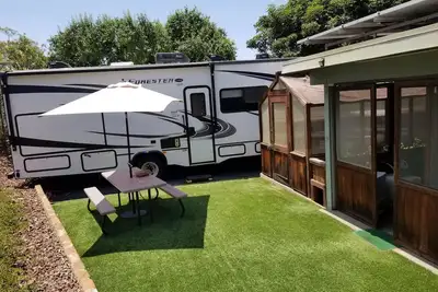 Image de Rv Glamping Private Bedroom, Bath, Kitchen, WiFi, Ac, Free Parking & Ev Charging