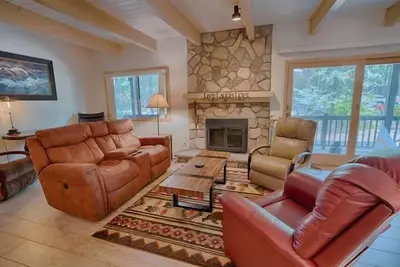Image de Knotty Pine Retreat - Into the Pines with A/C, pet friendly