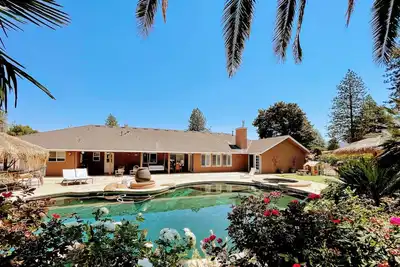 Image de Private mountain retreat with pool and mini-golf