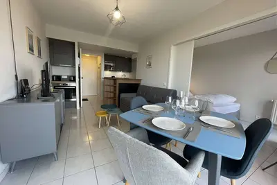 Image de Appartement cosy avec terrasse et piscine, plage et port à proximité