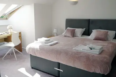 Image de 2 bedroom apartment with a large balcony.