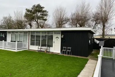 Image de Fully air conditioned holiday chalet close to the beach with wifi