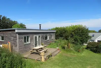 cosy cabin, sleeps 6 close to coast path, pubs and beaches