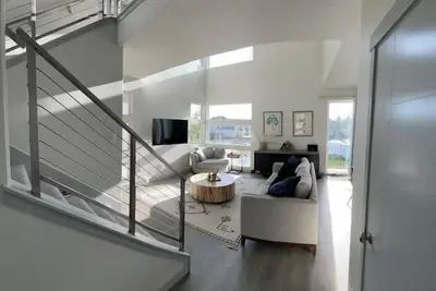 Image de Brand New modern 3 story home with fenced in yard! Outdoor hot tub and firepit