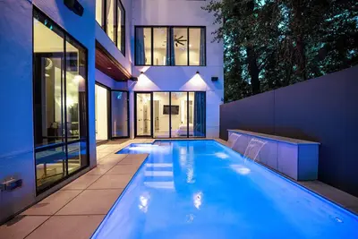 Image de Midtown Modern Showpiece - Pool - Pets - Rooftop