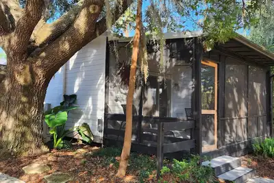 Image de Pine Forest Studio, serene winding lane to cozy retreat.