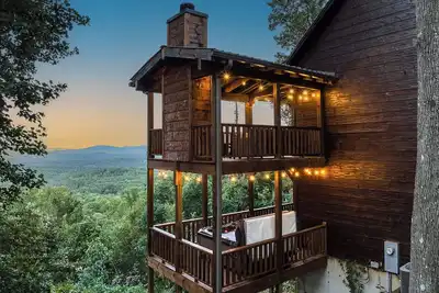 Fab-View-lous 4-bdrm cabin w\/ Hottub, Lux theater, outdoor fireplace & firepit