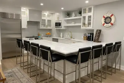 Image de A great subterranean apartment in a quiet neighborhood. Located in mid-town.