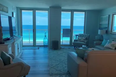 Image de Welcome to Pura Vida: Top-Floor Views of the Beach & Ocean Breeze.