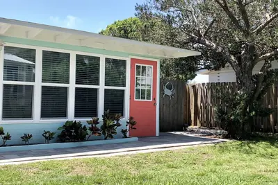 Image de Cozy bungalow with a fenced in yard, 5 minute walk to the beach