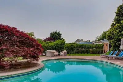 Image de Traditional-style home with a private pool, open-floor plan, gourmet. . .