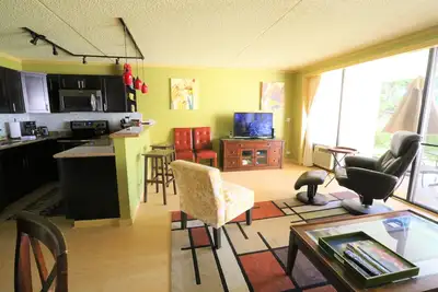 Image de Remodeled condo across from beach!