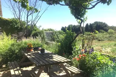 Image de maison de vacances familiale avec vue du jardin magnifique sur soleil couchant
