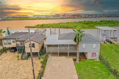 Image de Waterfront Fishing Dock Kayaks House near Surfside Beach